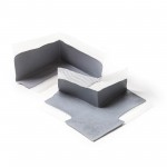 Pièce façonnée élastique pour étanchéifier les coins et angles