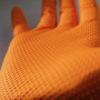 Gants jetables en nitrile orange non poudrés avec structure losange